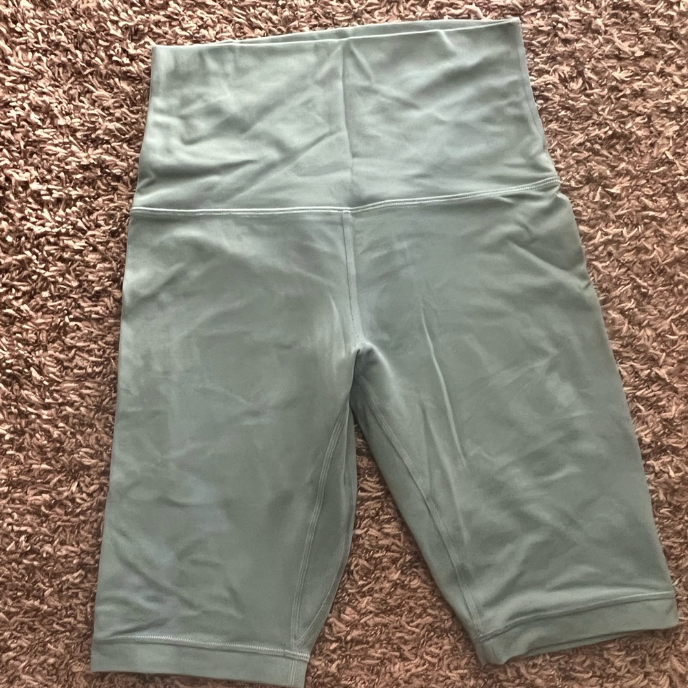 Very good used condition Lululemon Align High Waist10 inch shorts.